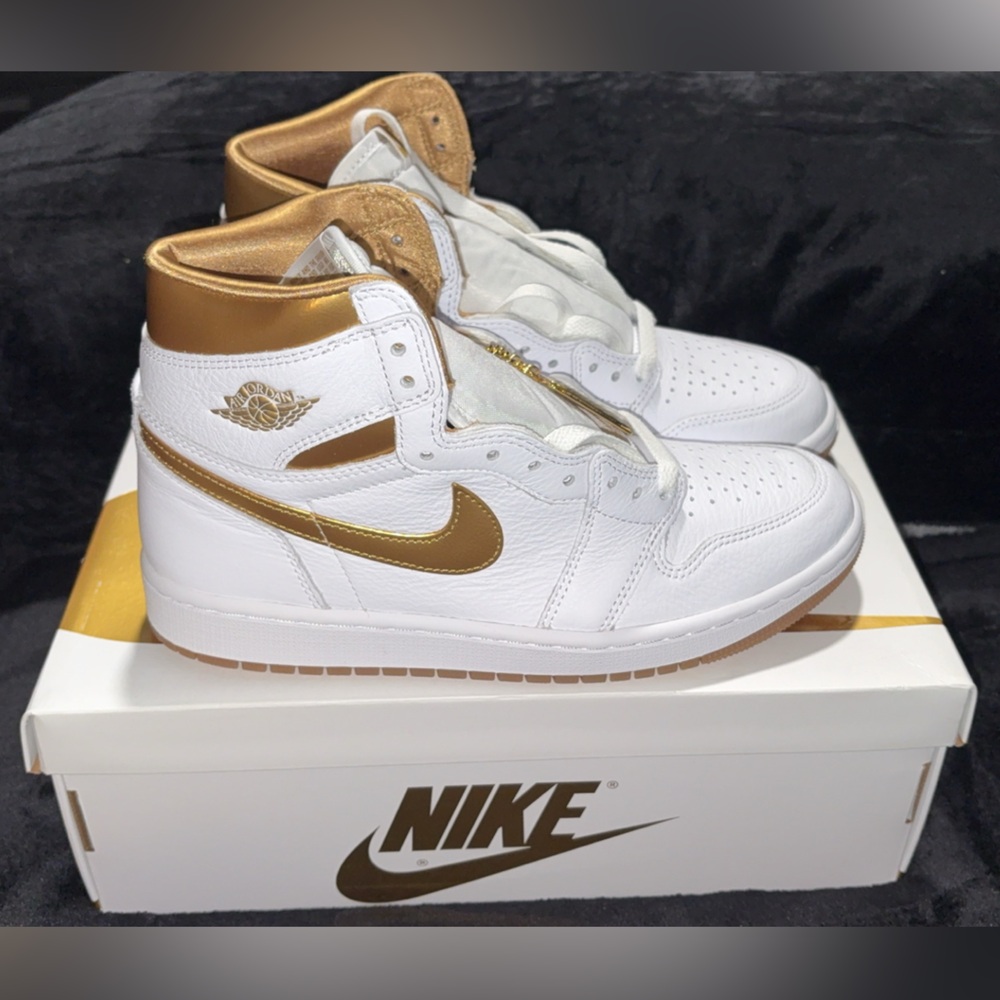 ***NEW*** Nike Air Jordan 1 Retro High OG Metallic Gold (Women's)
